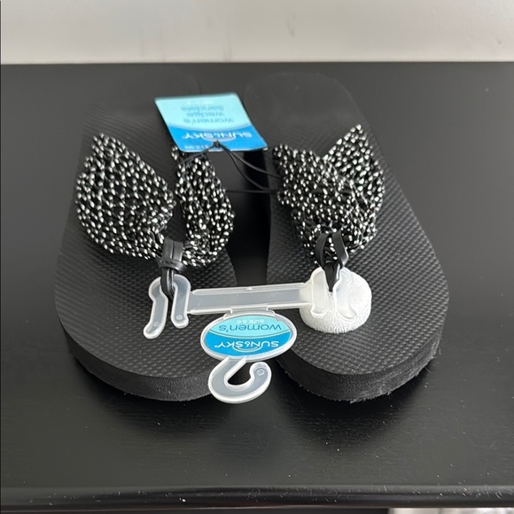 sun & Sky Shoes - NWT Women's Black and White Flip Flops Sz 5/6